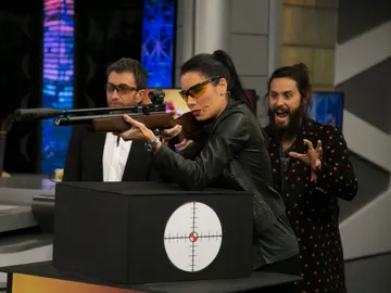 Pilar Rubio abre una botella de cerveza con un disparo de película Pilar Rubio abre una botella de cerveza con un disparo de película