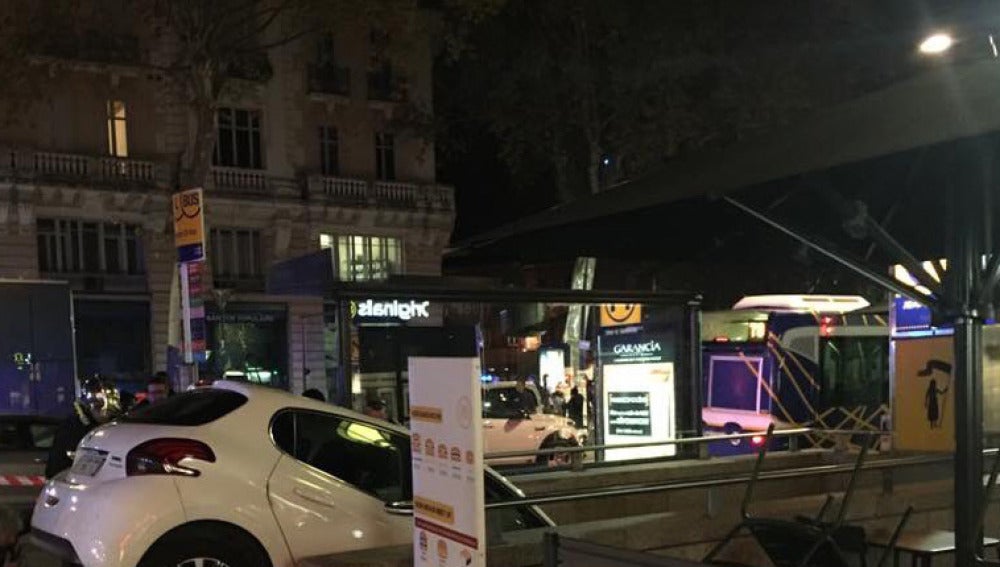El coche encajado en las escaleras