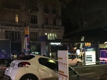 El coche encajado en las escaleras El coche encajado en las escaleras