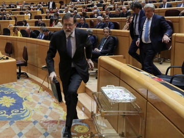 Rajoy saliendo del Senado 