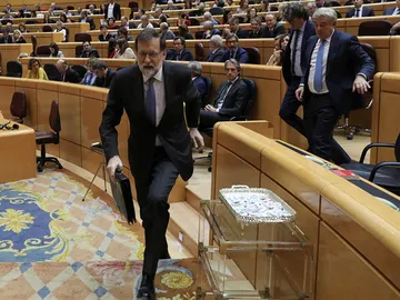 Rajoy saliendo del Senado Rajoy saliendo del Senado