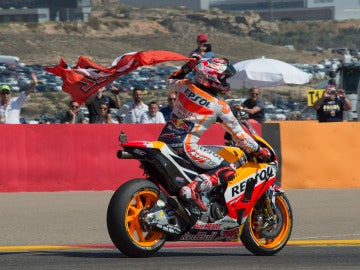 Marc Márquez celebra el triunfo en Aragón con la bandera del 93