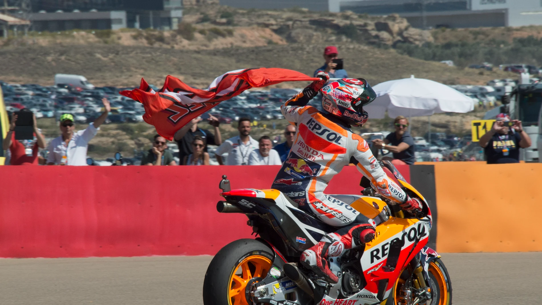 Marc Márquez celebra el triunfo en Aragón con la bandera del 93 Marc Márquez celebra el triunfo en Aragón con la bandera del 93