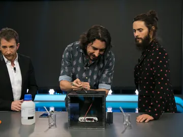 Marron interpreta 'Walk on water' de Jared Leto con fuego que baila a ritmo de la canción Marron interpreta 'Walk on water' de Jared Leto con fuego que baila a ritmo de la canción