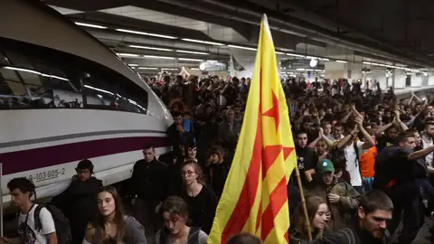 Los manifestantes ocuparon la estación de Barcelona-Sants Los manifestantes ocuparon la estación de Barcelona-Sants