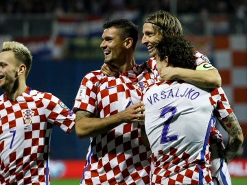 Los jugadores croatas celebran un gol ante Grecia