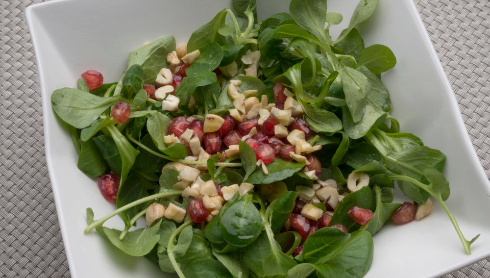 Ensalada de canónigos y berros con granada