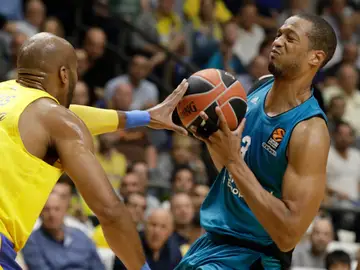 Anthony Randolph trata de encestar ante la defensa del Maccabi Anthony Randolph trata de encestar ante la defensa del Maccabi