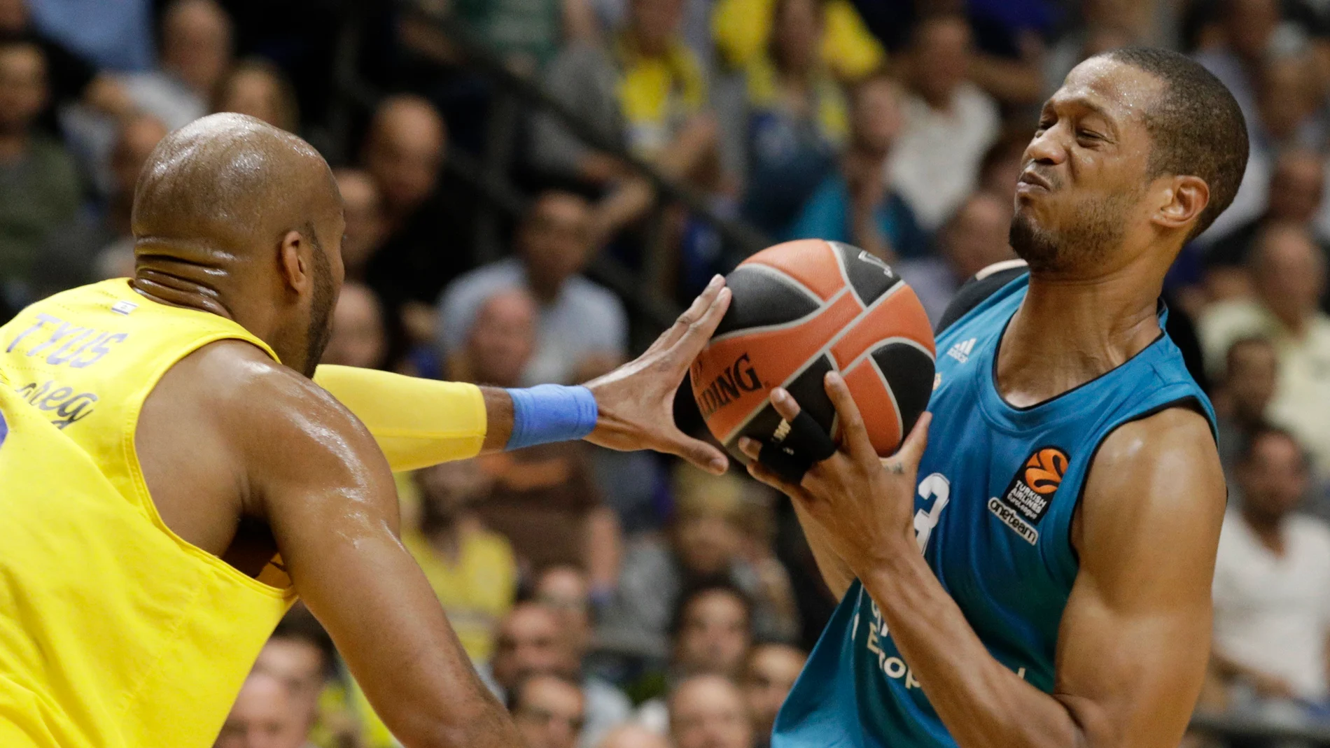 Anthony Randolph trata de encestar ante la defensa del Maccabi Anthony Randolph trata de encestar ante la defensa del Maccabi
