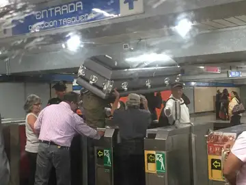 Un ataúd en el Metro de Ciudad de México Un ataúd en el Metro de Ciudad de México