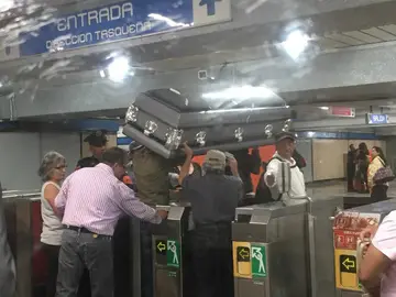 Un ataúd en el Metro de Ciudad de México Un ataúd en el Metro de Ciudad de México