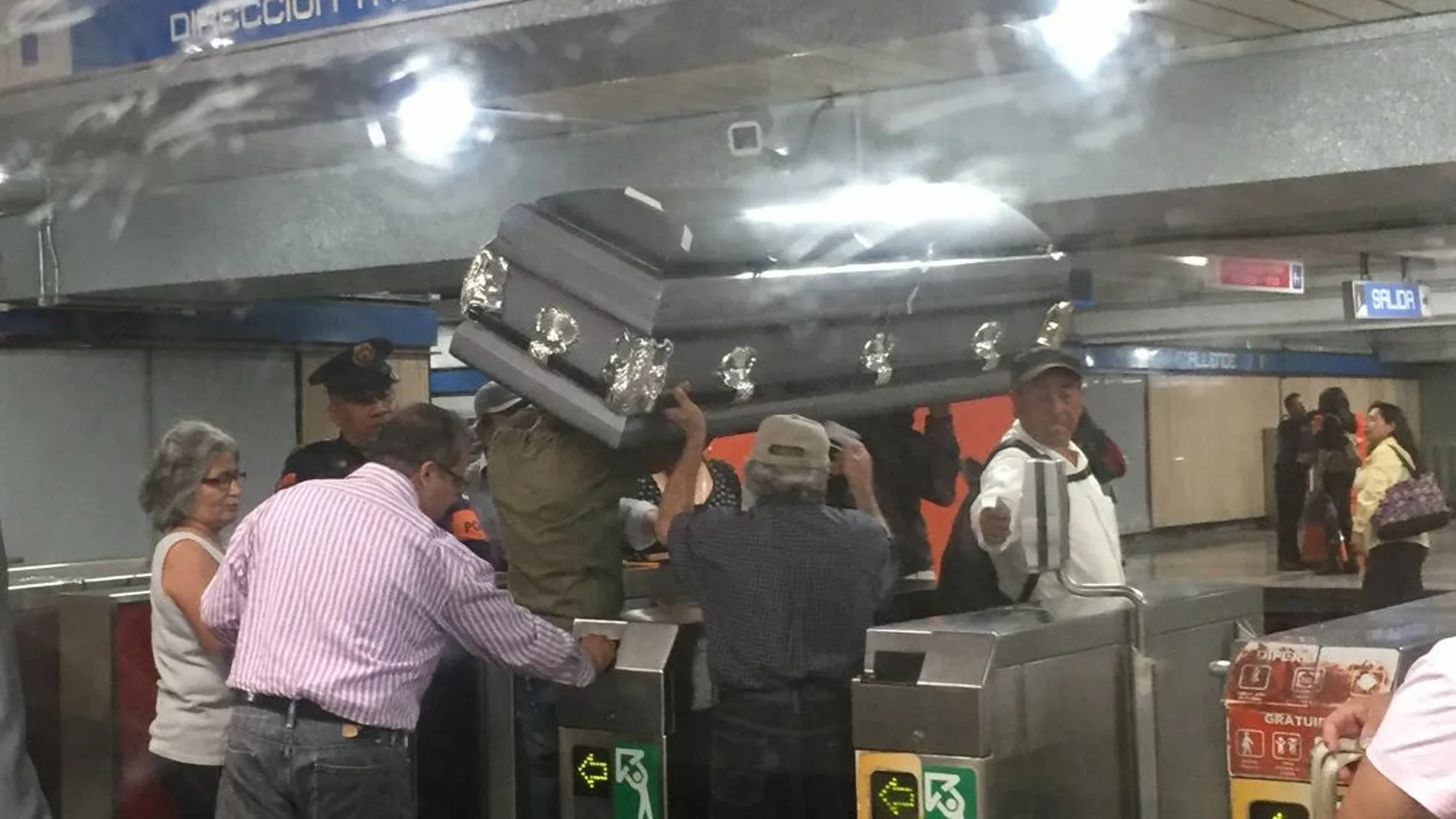 Un ataúd en el Metro de Ciudad de México Un ataúd en el Metro de Ciudad de México