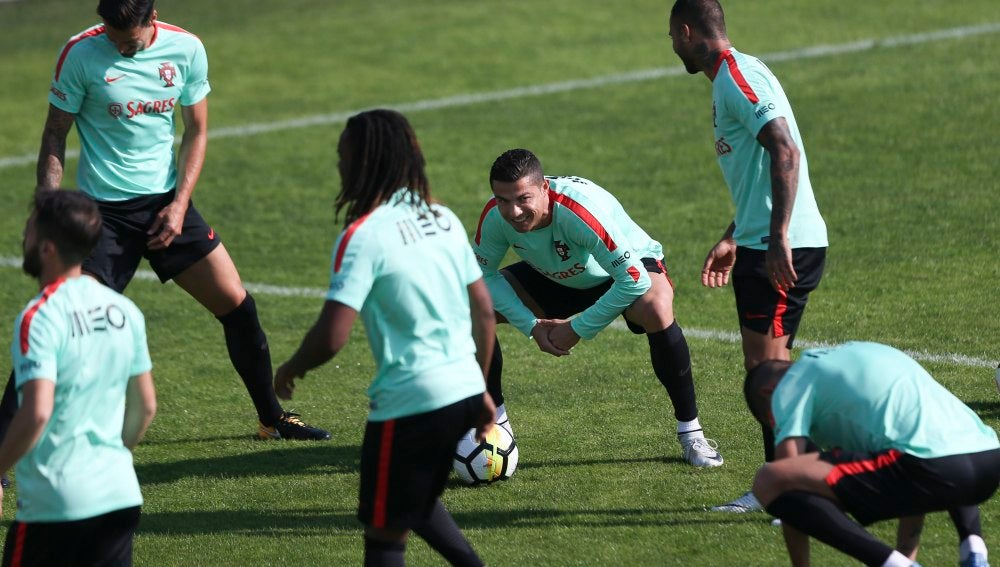 Los jugadores de la selección portuguesa se ejercitan