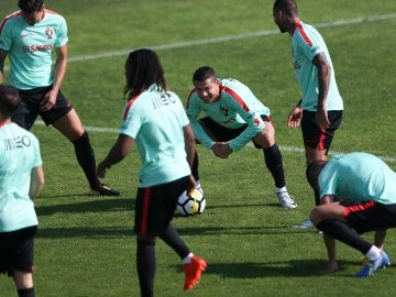 Los jugadores de la selección portuguesa se ejercitan