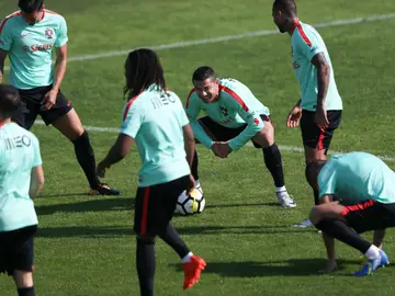 Los jugadores de la selección portuguesa se ejercitan Los jugadores de la selección portuguesa se ejercitan