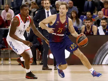 Petteri Koponen trata de montar una jugada en el Palau Petteri Koponen trata de montar una jugada en el Palau