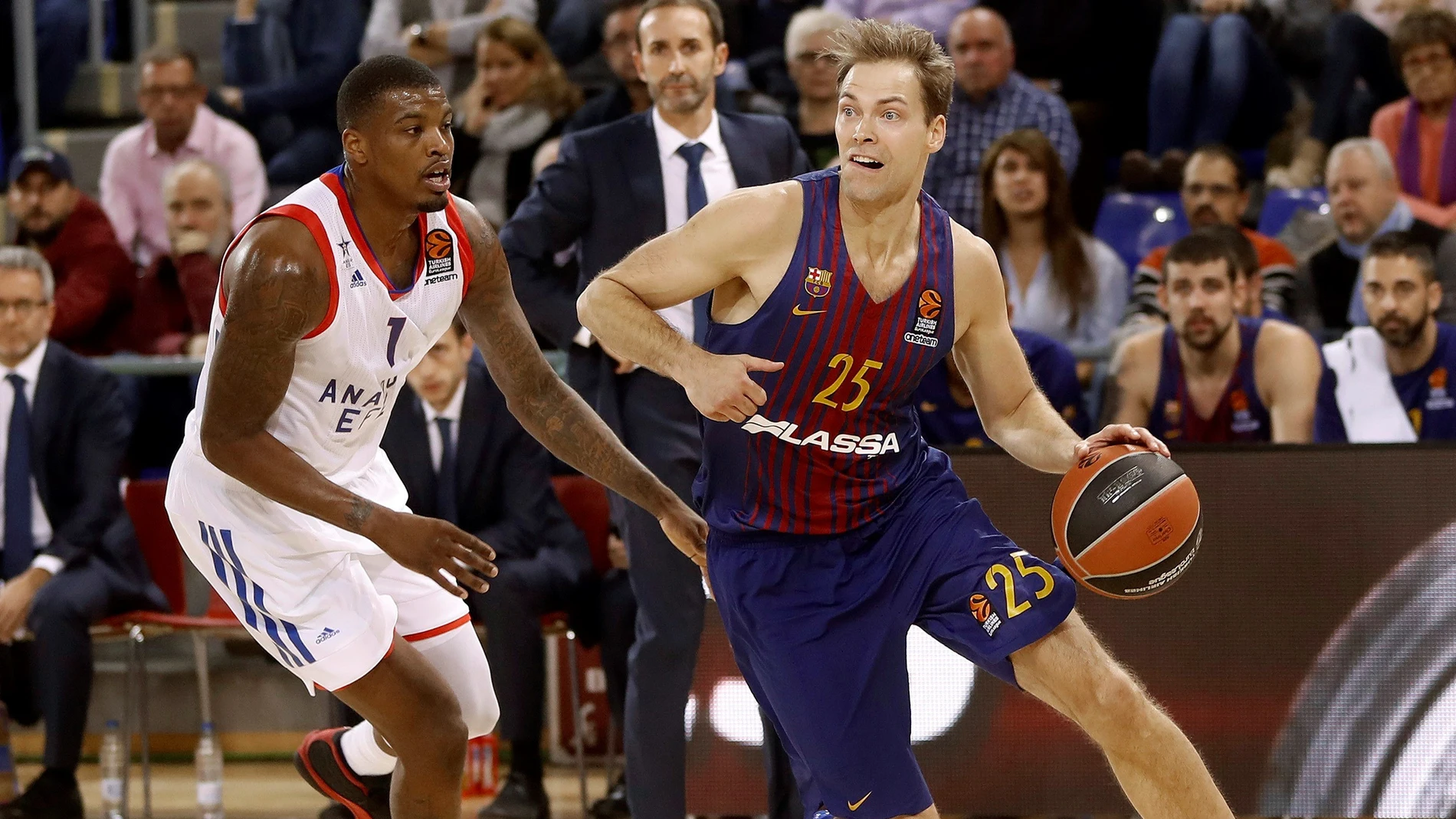 Petteri Koponen trata de montar una jugada en el Palau Petteri Koponen trata de montar una jugada en el Palau