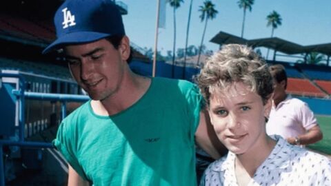 Charlie Sheen junto a Corey Haim 
