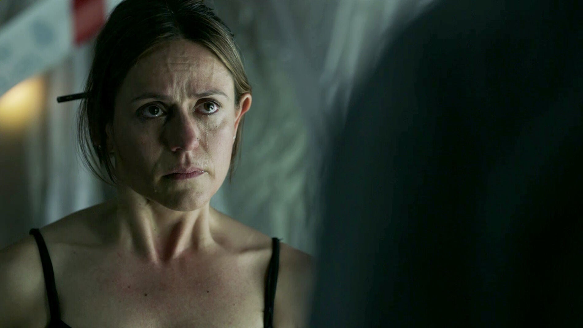 Raquel, rota de dolor, exige la verdad a El Profesor: &ldquo;&iquest;Te acostaste conmigo solo porque soy la inspectora al mando del caso?&rdquo;