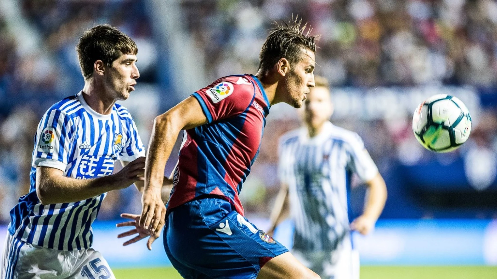 Álex Alegría, en acción ante la Real Sociedad Álex Alegría, en acción ante la Real Sociedad