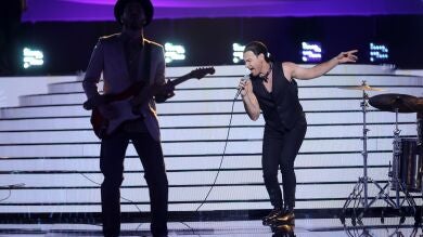 Un Miquel Fernández rockero se deja la piel con ‘I still haven’t found what I’m looking for’ como Bono de U2