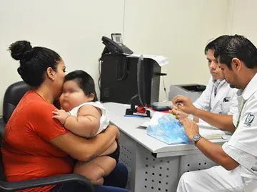 Bebé que con 10 meses pesa 28 kilos Bebé que con 10 meses pesa 28 kilos