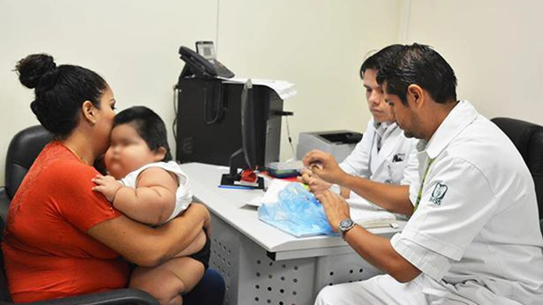 Bebé que con 10 meses pesa 28 kilos Bebé que con 10 meses pesa 28 kilos