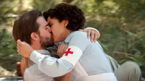 Pilar cae rendida ante los encantos de Alejandro Prada Pilar cae rendida ante los encantos de Alejandro Prada