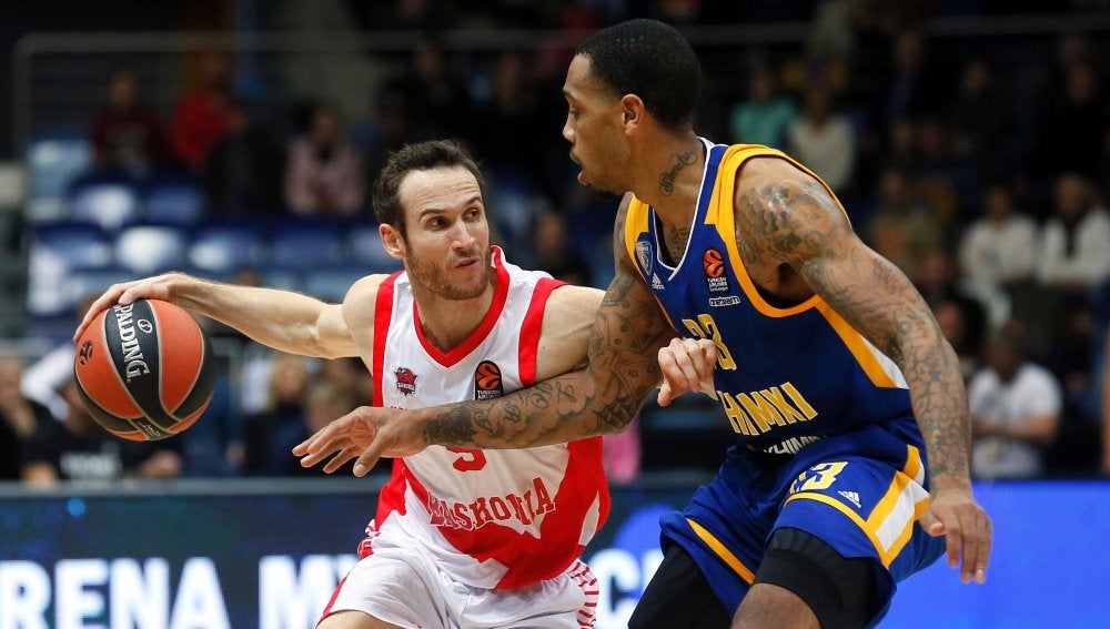 Malcolm Thomas lucha por el balón con Marcelinho Huertas
