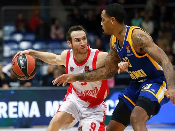Malcolm Thomas lucha por el balón con Marcelinho Huertas Malcolm Thomas lucha por el balón con Marcelinho Huertas