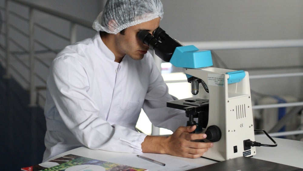 Científico investigando en un laboratorio
