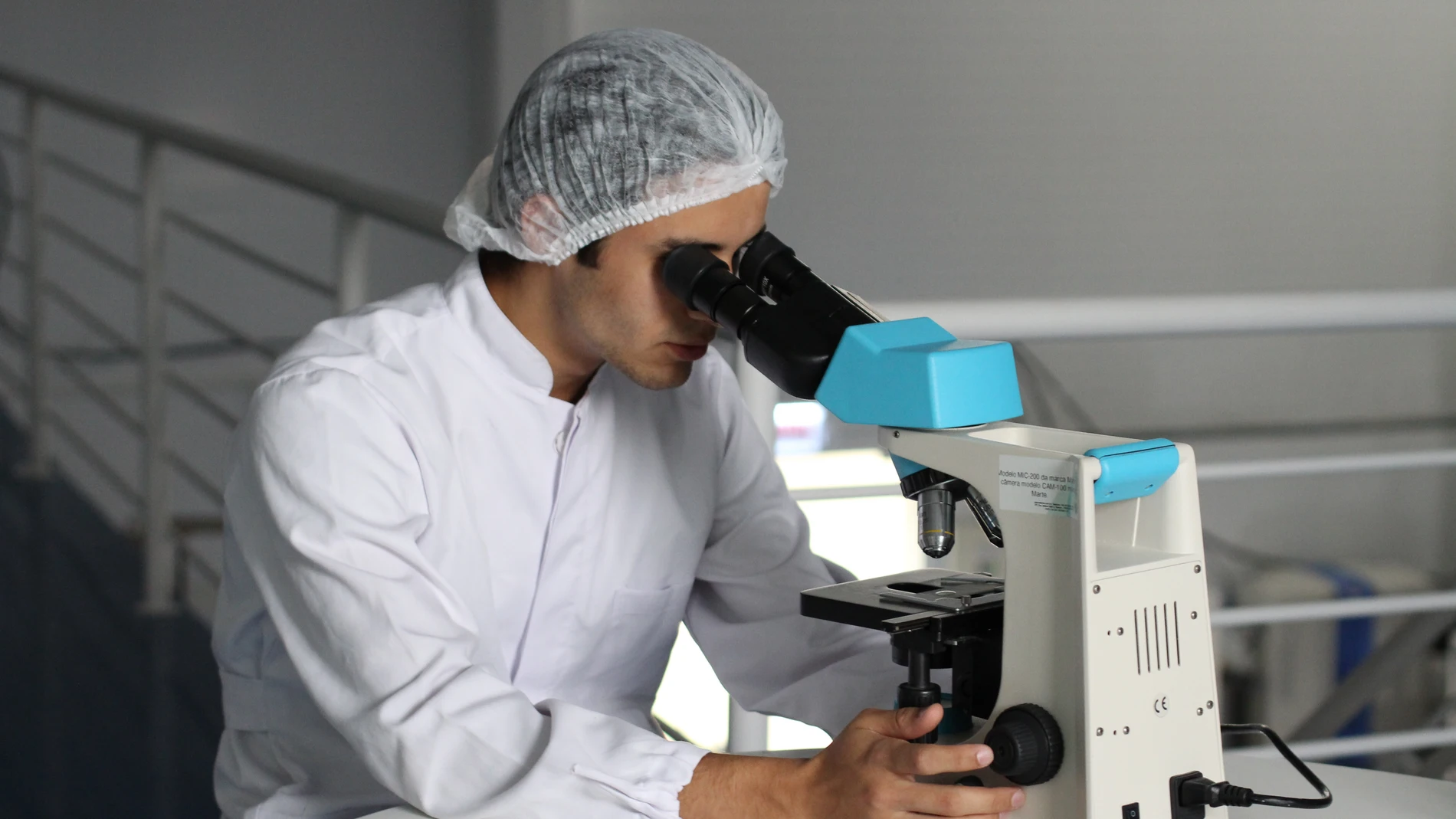 Científico investigando en un laboratorio Científico investigando en un laboratorio