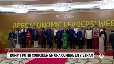 Trump y Putin se saludan durante la cumbre de Cooperación Económica Asia-Pacífico