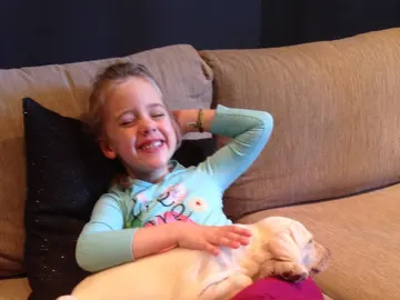 Maia, feliz de reencontrarse con su labrador Maia, feliz de reencontrarse con su labrador