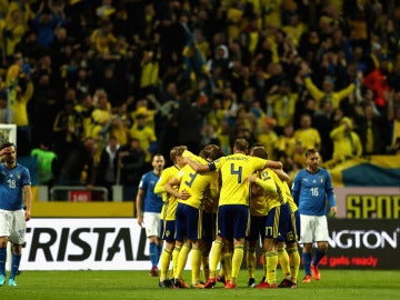 Los jugadores de Suecia celebran el gol ante Italia