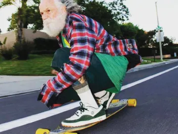 Abuelo en monopatín Abuelo en monopatín