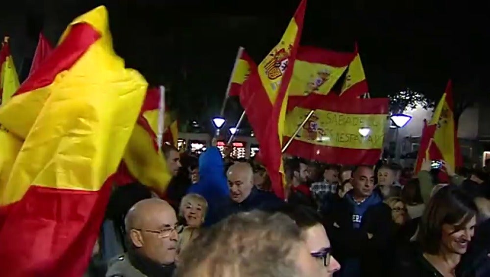 Una concentración en Sabadell pide que la bandera de España vuelva a ondear en su ayuntamiento