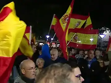 Una concentración en Sabadell pide que la bandera de España vuelva a ondear en su ayuntamiento Una concentración en Sabadell pide que la bandera de España vuelva a ondear en su ayuntamiento