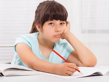 Niña estudiando Niña estudiando