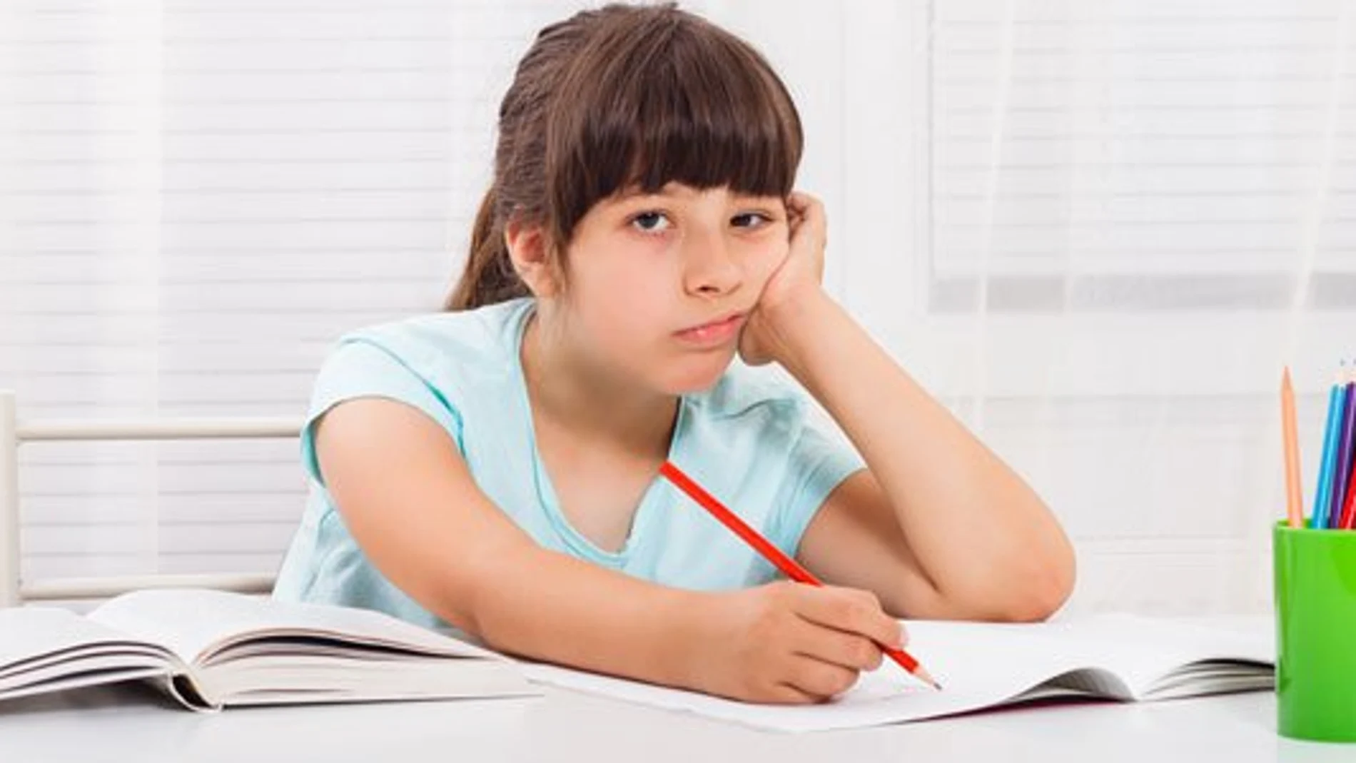 Niña estudiando Niña estudiando