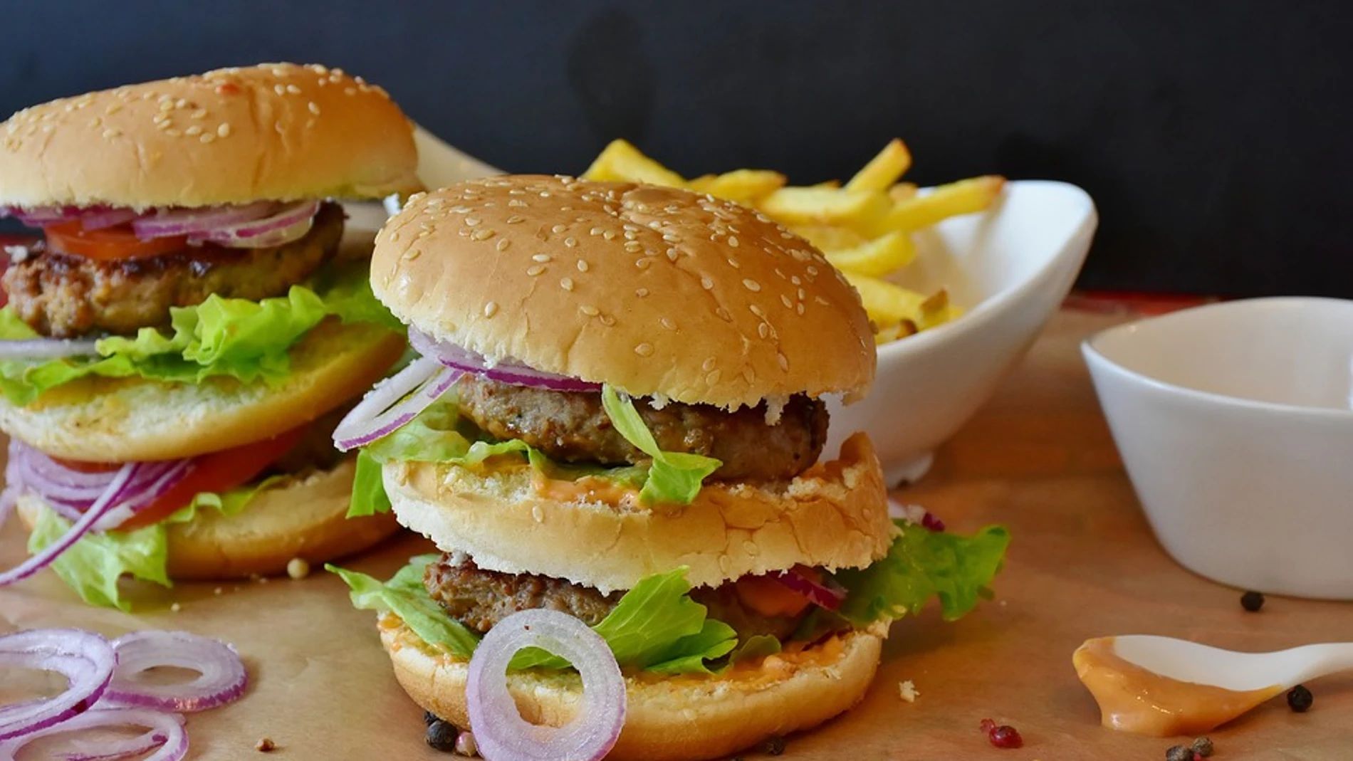 Dos hamburguesas con patatas Dos hamburguesas con patatas