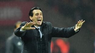 Unai Emery da instrucciones a sus jugadores desde la banda