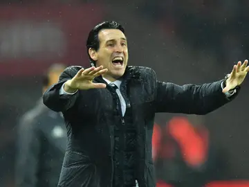 Unai Emery da instrucciones a sus jugadores desde la banda Unai Emery da instrucciones a sus jugadores desde la banda