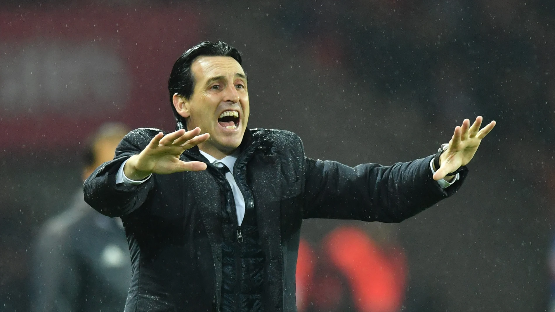 Unai Emery da instrucciones a sus jugadores desde la banda Unai Emery da instrucciones a sus jugadores desde la banda