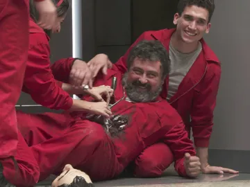 Los protagonistas de 'La casa de papel' viven un rodaje trágico entre risas Los protagonistas de 'La casa de papel' viven un rodaje trágico entre risas