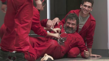 Los protagonistas de 'La casa de papel' viven un rodaje trágico entre risas Los protagonistas de 'La casa de papel' viven un rodaje trágico entre risas