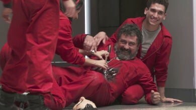 Los protagonistas de 'La casa de papel' viven un trágico rodaje entre risas