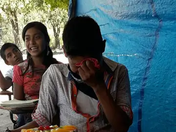 La emoción de un adolescente mexicano al recibir su primera tarta de cumpleaños La emoción de un adolescente mexicano al recibir su primera tarta de cumpleaños