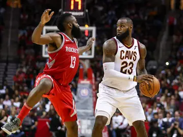 James Harden intenta robar el balón a LeBron James James Harden intenta robar el balón a LeBron James