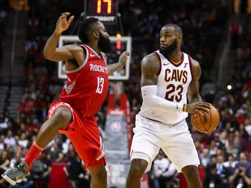 James Harden intenta robar el balón a LeBron James James Harden intenta robar el balón a LeBron James